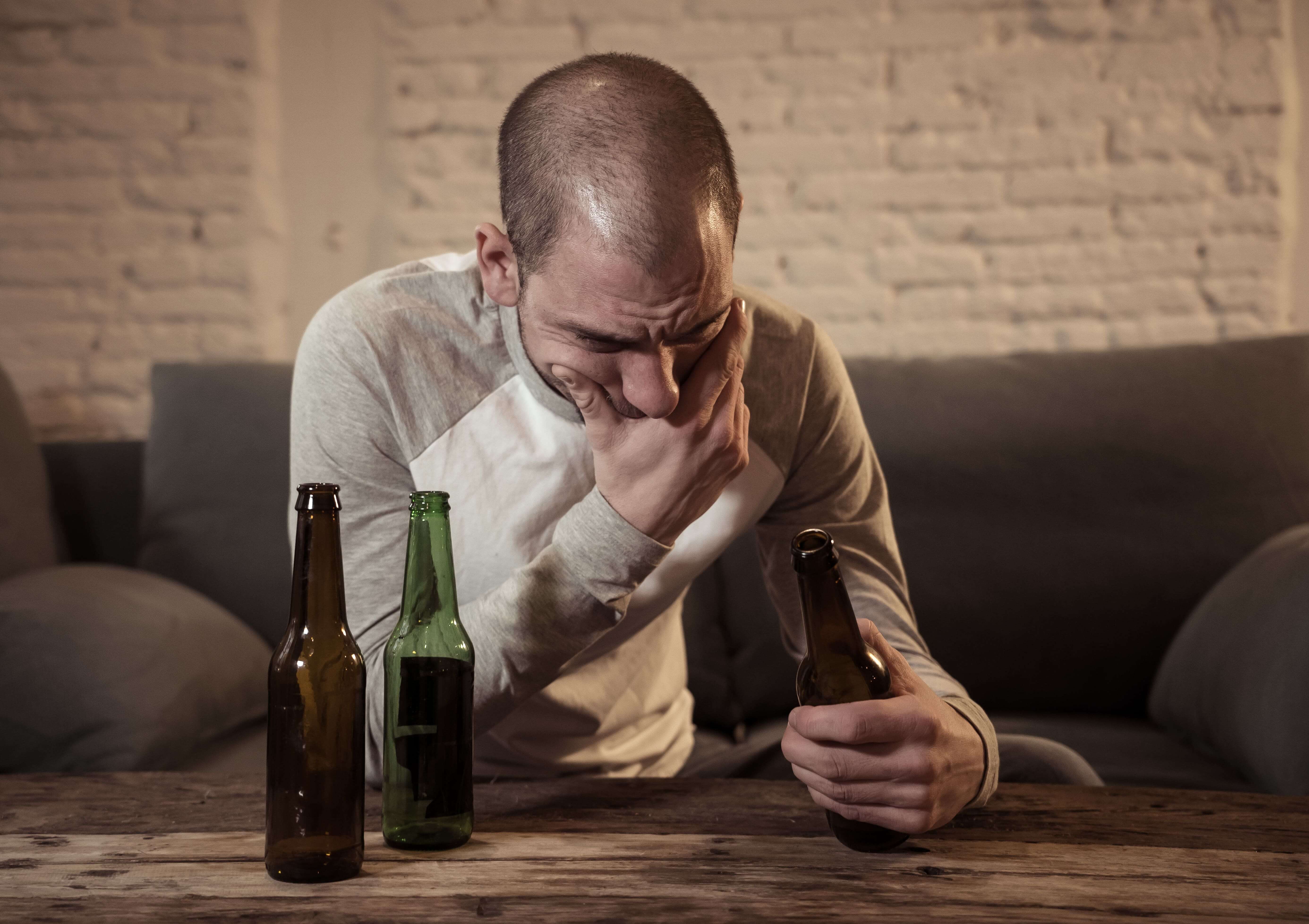 Drinking drunk photo. Алкоголизм. Алкогольный запой. Мужчина в запое.