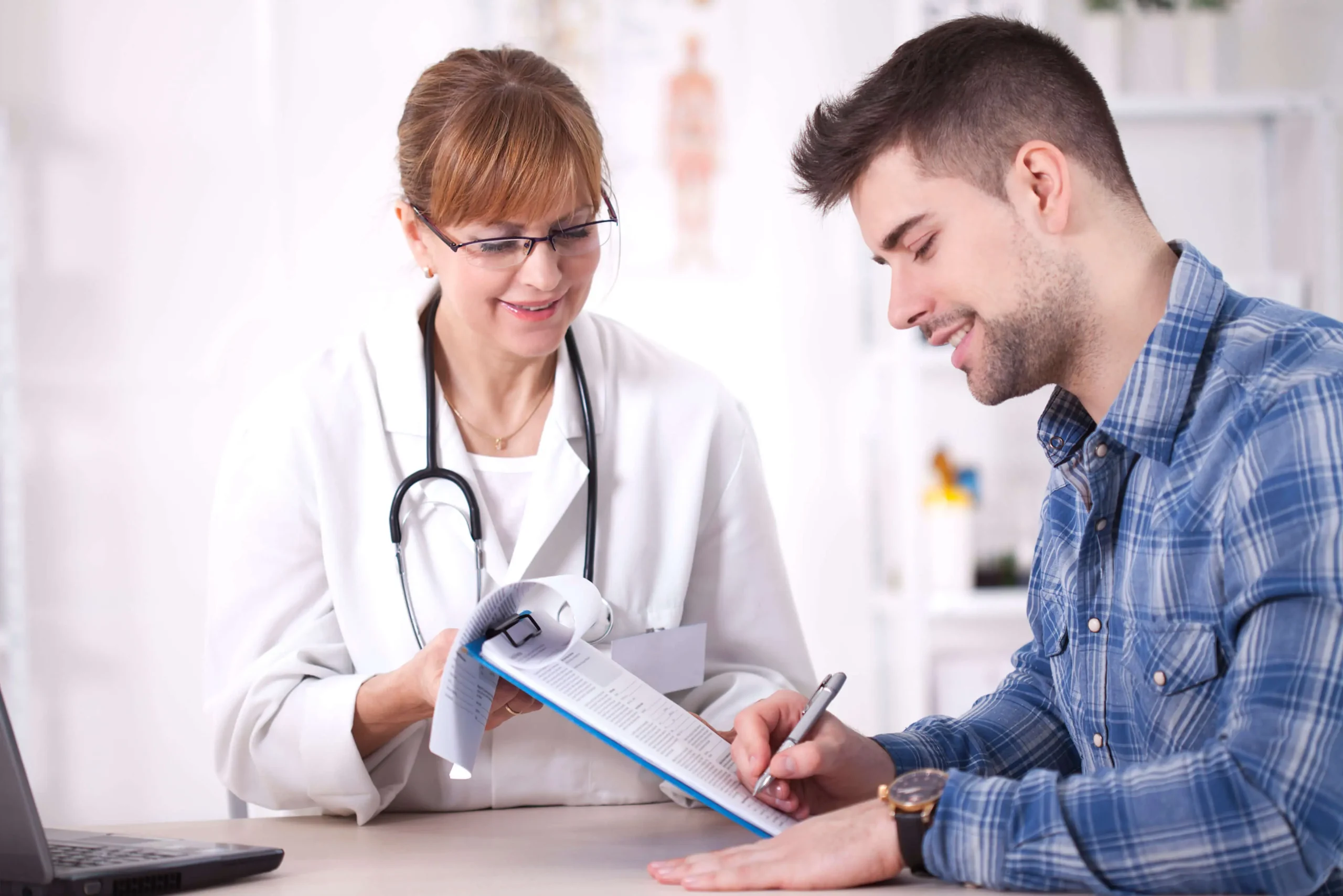 heroin-addiction-symptoms man talking to a mat doctor